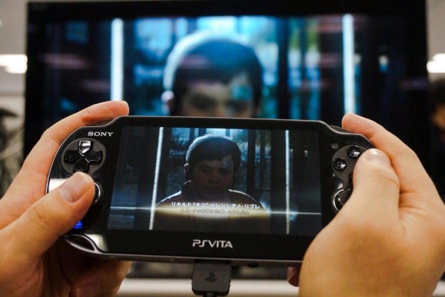 Hideo Kojima joue à MGS V : Ground Zeroes sur PS Vita