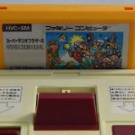 L'installation de la cartouche Super Mario Bros. sur la Famicom, comme la Super Famicom