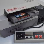 1987 : la NES sort avec son design si particulier, certainement inspiré par les magnétoscopes de l'époque