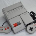 Nintendo New Famicom sortie en 1993 au Japon. Son design ressemble aussi à la NES 2