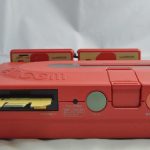 La Twin Famicom permet de ranger les manettes, comme sur la Famicom
