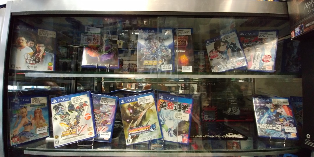 Une partie du rayon de l'import chez Trader Games ou la PS4 a une belle place.