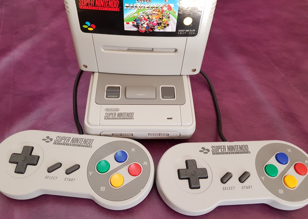 Le port cartouche et le bouton Eject ne sont pas fonctionnels sur la Super Nintendo Mini. A notre grand regret !