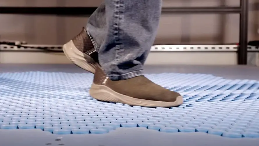 Le tapis roulant de Disney HoloTile, destiné à la réalité virtuelle, présenté dans une courte vidéo